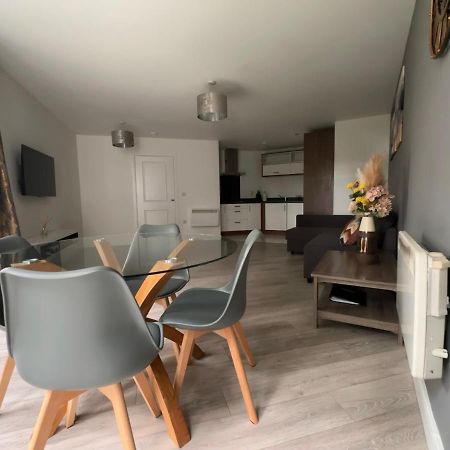 Luxury Apartments - Wallis Square, Farnborough 판버러 외부 사진