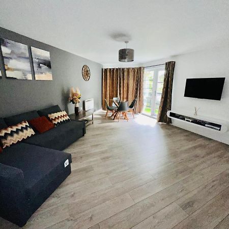 Luxury Apartments - Wallis Square, Farnborough 판버러 외부 사진