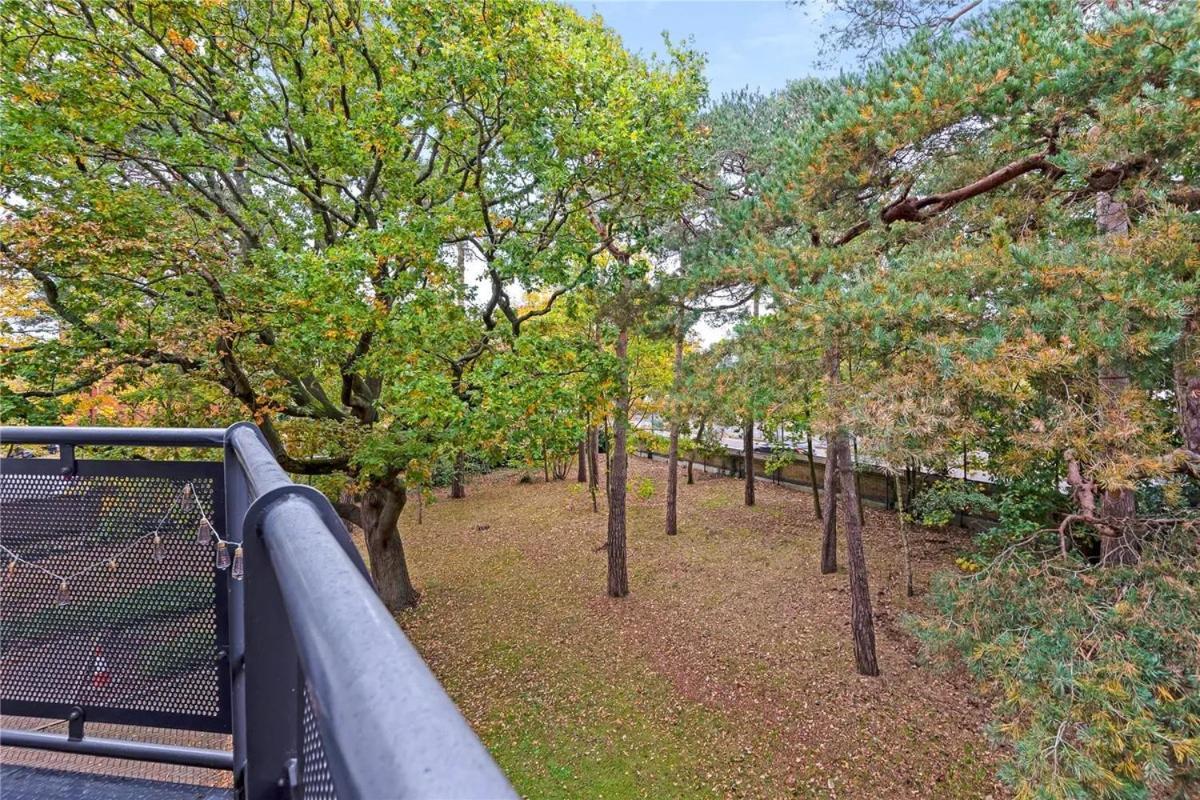 Luxury Apartments - Wallis Square, Farnborough 판버러 외부 사진