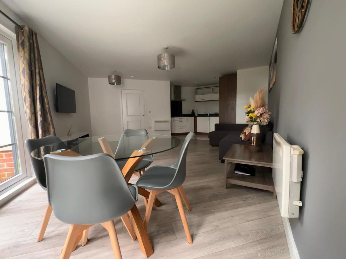 Luxury Apartments - Wallis Square, Farnborough 판버러 외부 사진